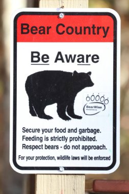 Bir uyarı işaretinin dikey yakın çekimi ayılara dikkat edin