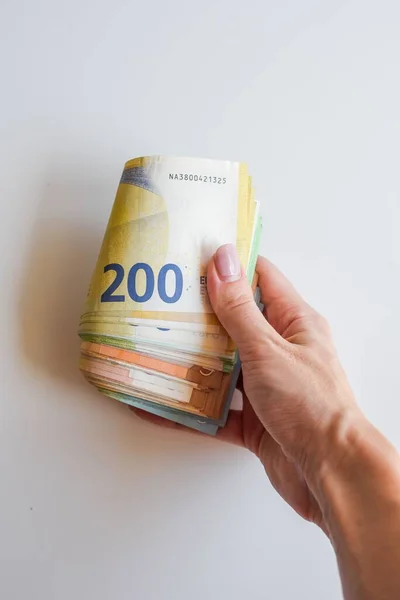 Uma Mão Humana Segurando Notas Euro Contra Parede Branca — Fotografia de Stock