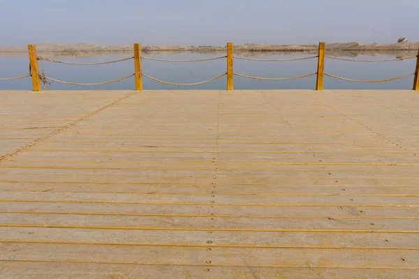 Gölün Arka Planında Boş Bir Rıhtım — Stok fotoğraf