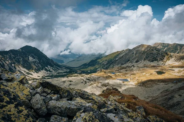 Piękny Krajobraz Wielkich Gór Skalistymi Szczytami Pod Chmurnym Niebem — Zdjęcie stockowe
