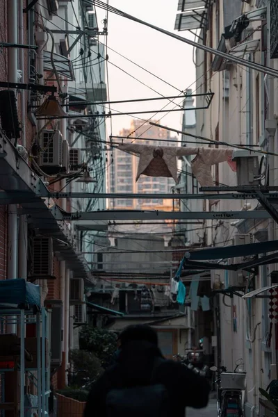Alley Crowded Buildings Each Side Clothing Lines Hanging Them Shanghai — Stock Photo, Image