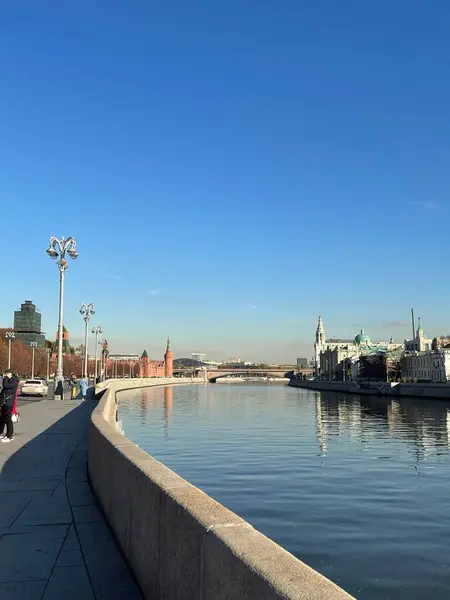 Вертикальний Знімок Насипу Річки Москва Протікає Через Москву — стокове фото