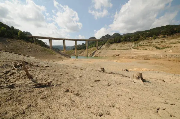 Paisaje Sequía Con Puente Fondo España —  Fotos de Stock