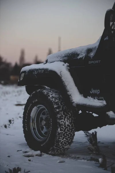 Vertikal Närbild Jeep Wrangler Täckt Snö Vid Solnedgången Kall Vinterdag — Stockfoto