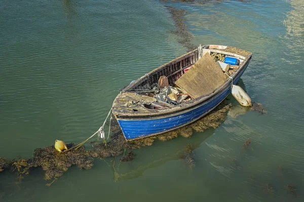 Barco Velho Abandonado Água Suja — Fotografia de Stock