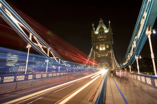 夜の街の橋の上に光の道の美しい景色 — ストック写真