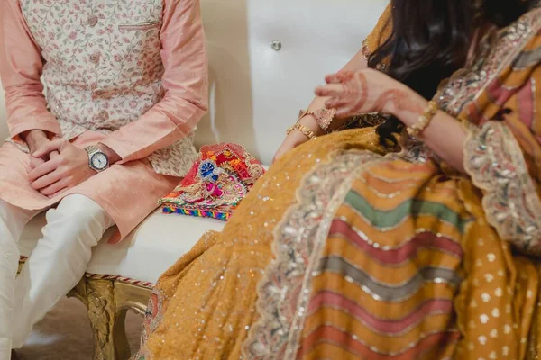 Hint Gelini Geleneksel Thali Çifti Nişan Yüzüklerini Tutuyor — Stok fotoğraf