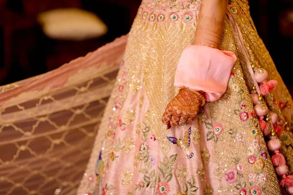 レンガ ブライダルバングルと恥ずかしがり屋のポーズと伝統的なヒンズーの結婚式の衣装で美しいインドの花嫁 — ストック写真