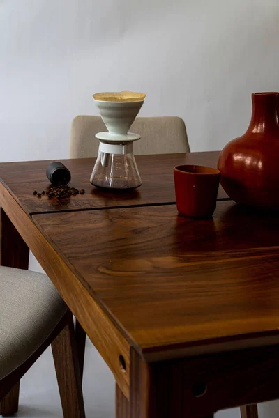 Tiro Vertical Uma Mesa Jantar Itens Café Colocados Sobre Ele — Fotografia de Stock