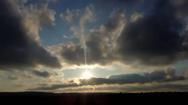 Μια Γραφική Φωτογραφία Του Ήλιου Πίσω Από Σκοτεινά Σύννεφα Στο — Φωτογραφία Αρχείου