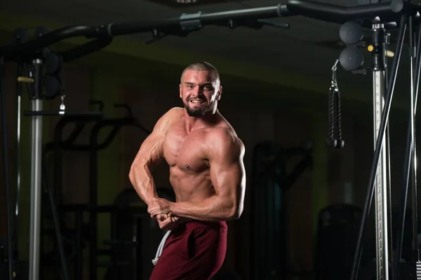 Portrét Atraktivního Fitness Modelky Ukazující Jeho Atletické Tělo Cvičení Tělocvičně — Stock fotografie