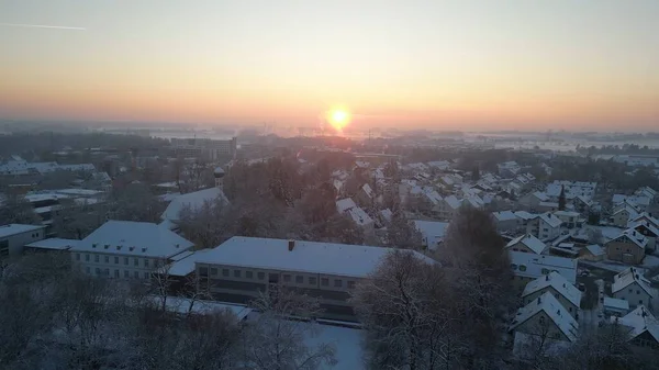Eine Faszinierende Aufnahme Des Sonnenuntergangs Über Einer Schneebedeckten Frostigen Stadt — Stockfoto