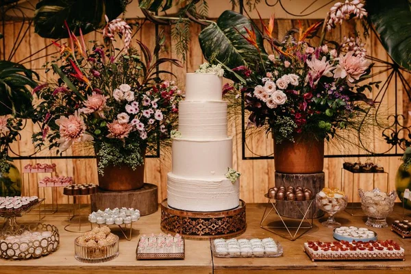 Stock image A wooden table with lots of plants, a cake and fresh sweets