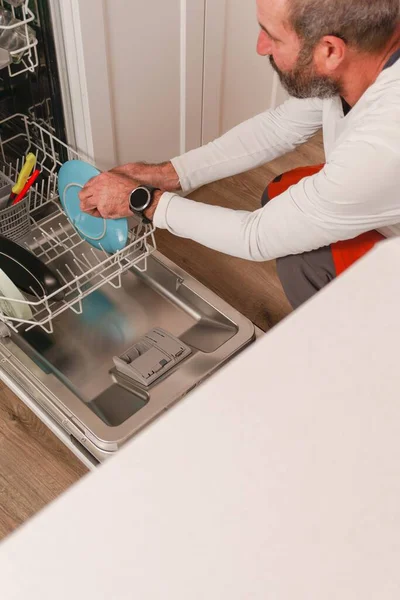 Homem Shirt Branca Colocando Pratos Máquina Lavar Louça Cozinha Sua — Fotografia de Stock