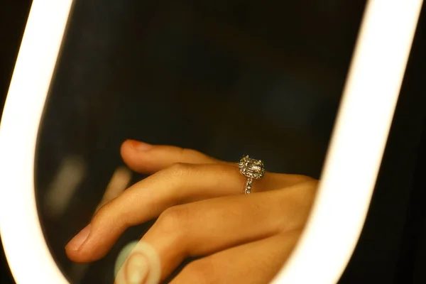 Ένα Κοντινό Πλάνο Του Χεριού Μιας Γυναίκας Δαχτυλίδι Αρραβώνων — Φωτογραφία Αρχείου