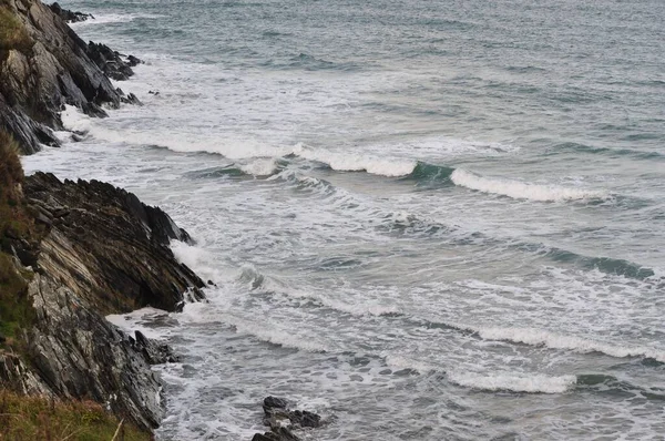 曇天下の波の模様や岩のイメージ — ストック写真