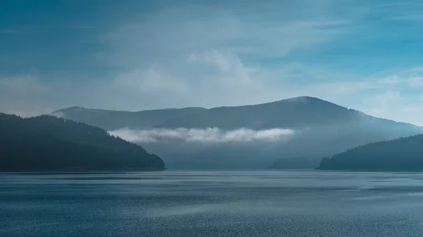 Μια Γραφική Λίμνη Που Περιβάλλεται Από Βουνά Και Έναν Γαλάζιο — Φωτογραφία Αρχείου