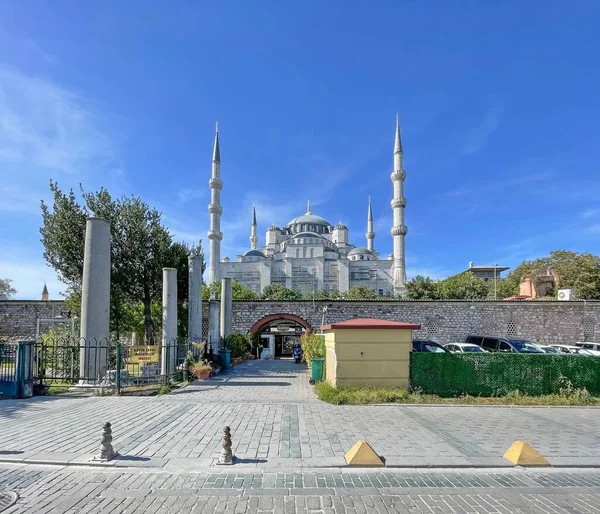 Uma Vista Baixo Ângulo Edifícios Antigos Istambul Turquia — Fotografia de Stock
