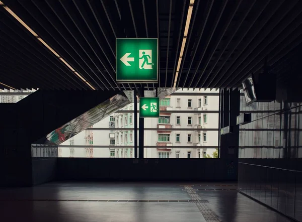Знаки Виходу Освітлені Зеленим Світлом Залізничній Станції — стокове фото