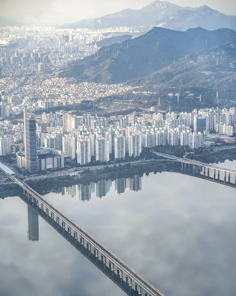 韩国汉江上的首尔天际线鸟瞰及其倒影 — 图库照片