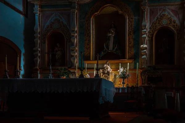 Szent Péter Templom Oltára Vilaflorban Szobrokkal Gyertyákkal Sötét Tónusokban — Stock Fotó