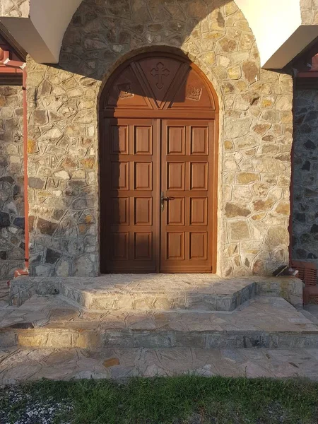 Μια Κάθετη Βολή Από Μια Παλιά Ξύλινη Σκαλιστή Πόρτα Στην — Φωτογραφία Αρχείου