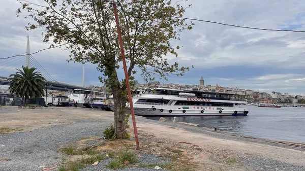 トルコのイスタンブールの港で白いボートの閉鎖ショット — ストック写真