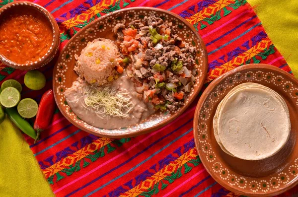 Μια Κορυφαία Άποψη Του Νόστιμο Παραδοσιακό Μεξικάνικο Φαγητό Στο Πολύχρωμο — Φωτογραφία Αρχείου