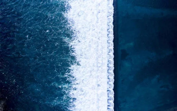 青い波状の海のトップビュー 白い泡を作成します — ストック写真