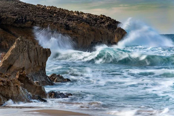 Ein Schöner Blick Auf Die Felsige Küste Mit Stürmischen Wellen — Stockfoto