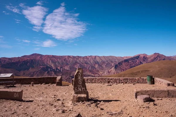 Kamienny Znak Pokazujący Wysokość Punktu Widokowego Kolorowej Góry Jujuy Argentyna — Zdjęcie stockowe