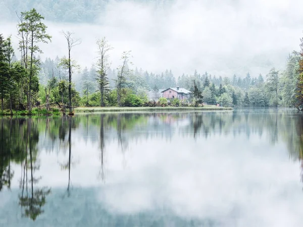 Красивый Снимок Озера Альм Отражающий Окружающую Среду Возле Деревни Грунау — стоковое фото