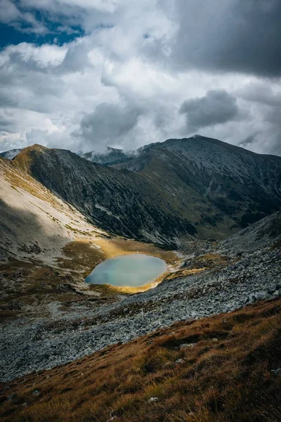 Vertical Small Lake Surrounded Big Mountains Cloudy Day Daytime — Stock Photo, Image