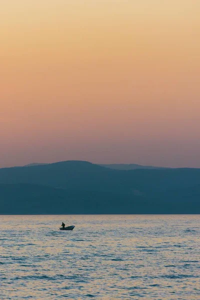 Eine Vertikale Sicht Auf Das Meer Bei Sonnenuntergang Mit Einem — Stockfoto