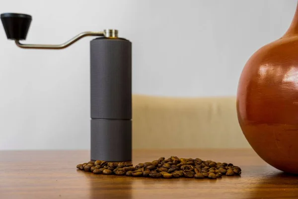 Kézi Kávéfőző Kávébab Egy Fából Készült Asztalon — Stock Fotó