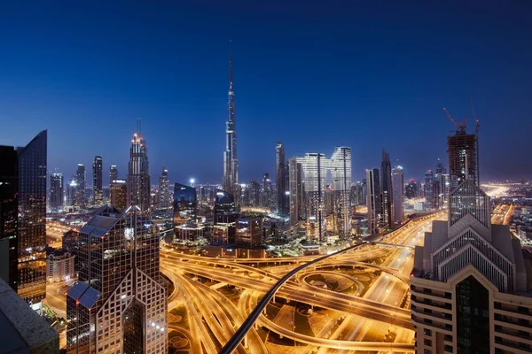 Horizonte Torre Burj Khalifa Las Carreteras Iluminadas Crepúsculo Dubai Emiratos —  Fotos de Stock