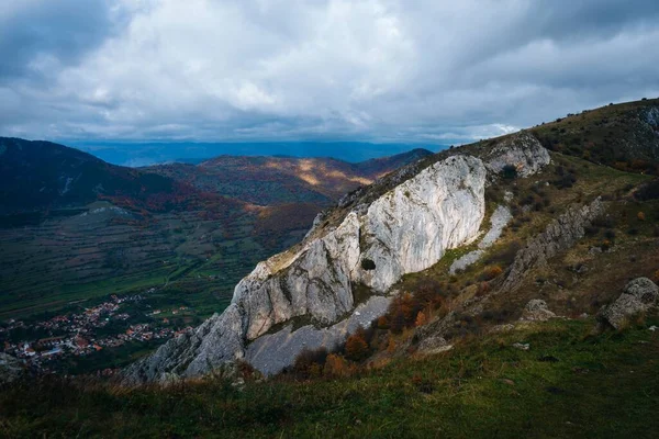 Romanya Nın Küçük Rimetea Köyü Kasvetli Bir Günde Büyük Dağlar — Stok fotoğraf