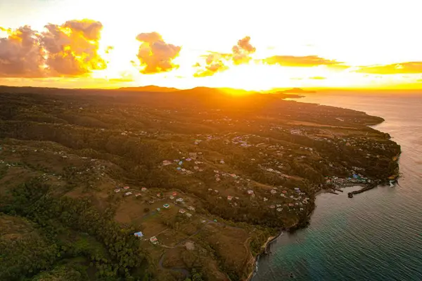 Eine Luftaufnahme Einer Küstenstadt Mit Einer Herrlich Leuchtend Gelben Sonne — Stockfoto