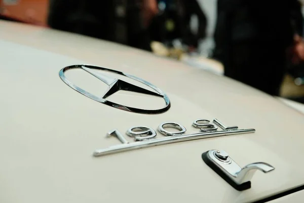Mělké Ohnisko Znaku Béžového Mercedesu 190 — Stock fotografie