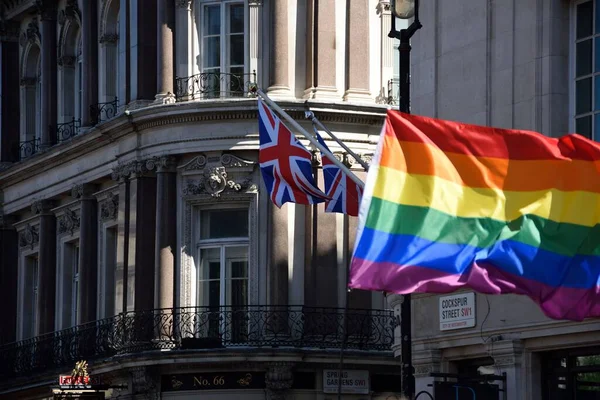 彩虹旗与英国国旗 伦敦的骄傲 — 图库照片