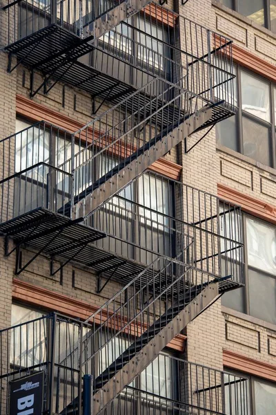 Eine Vertikale Aufnahme Einer Brandfluchttreppe Eines Backsteingebäudes New York Usa — Stockfoto