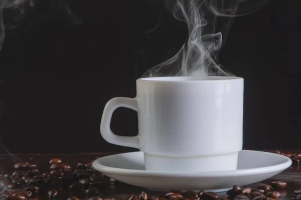 Kopp Varmt Kaffe Omgiven Kaffebönor Isolerad Svart Bakgrund — Stockfoto