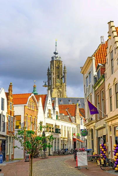オランダのミデルブルクの背景にある塔の見える通りの垂直ショット — ストック写真