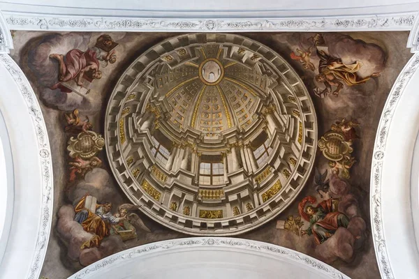 Alhainen Kulma Seinämaalauksia Vanhan 1600 Luvun Martin Church Bamberg — kuvapankkivalokuva