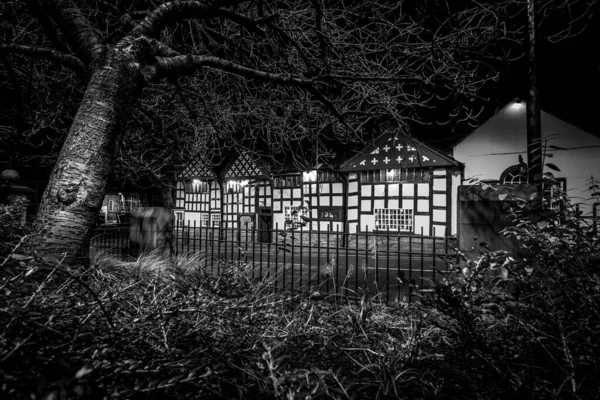 미들턴에 나무와 관목으로 둘러싸인 보잘것없는 집들의 — 스톡 사진
