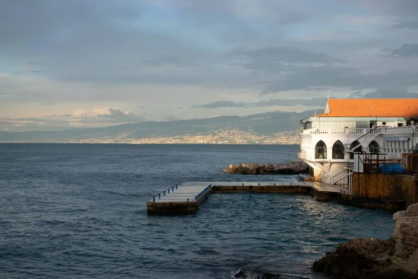 Costa Mediterranea Con Casa Libanese Cieli Nuvolosi Raggi Sole Orizzonte — Foto Stock
