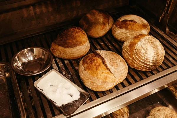 Duże Ujęcie Świeżego Pieczonego Chrupiącego Chleba Umieszczonego Stojakach Piekarniczych — Zdjęcie stockowe