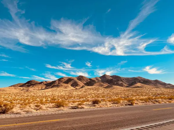 Дорога Пустыней Солнечный День Голубым Небом Заднем Плане — стоковое фото