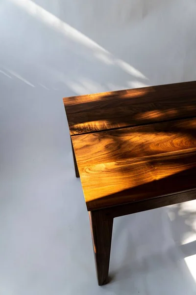 Sebuah Gambar Vertikal Dari Meja Kopi Kayu Dengan Sinar Matahari — Stok Foto