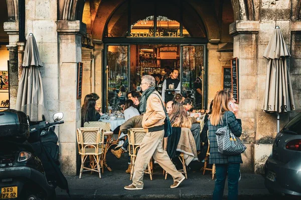 Die Überfüllten Teestuben Paris Mit Den Vorbeigehenden Menschen — Stockfoto
